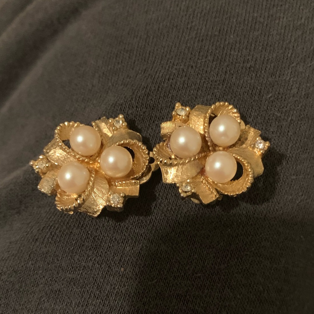 Vintage 1950s Brushed Gold Ribbon Faux Pearl Clip Earring